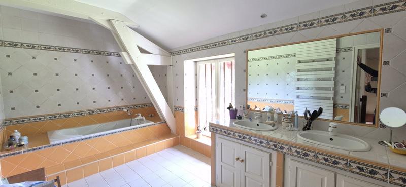 Maison - 248 m² - 8 pièces