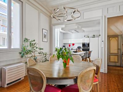 Maison - 235 m² - 9 pièces