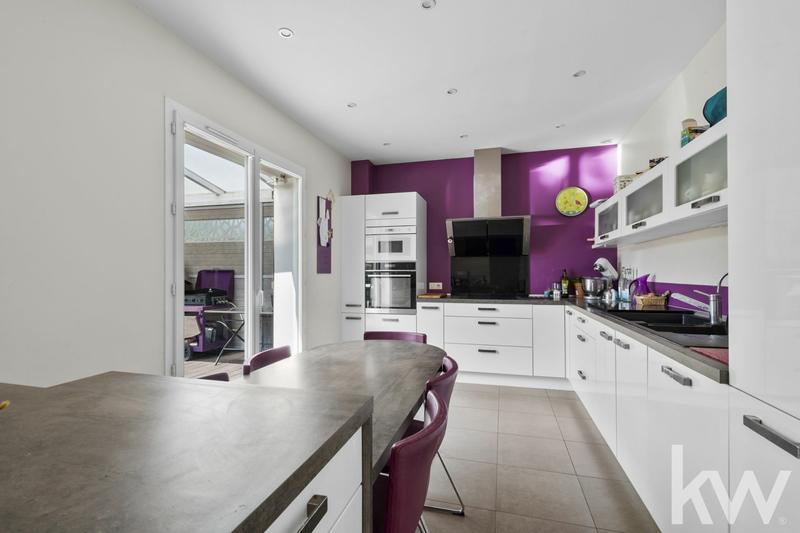 Maison - 212 m² - 9 pièces