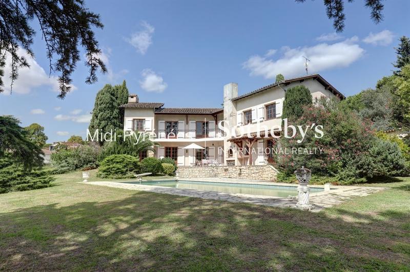 Maison - 242 m² - 6 pièces