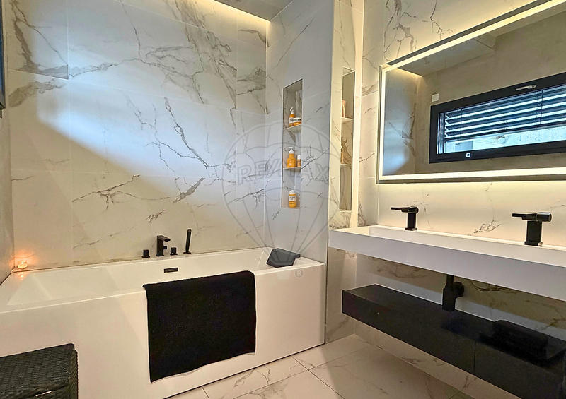 Villa - 232 m² - 6 pièces