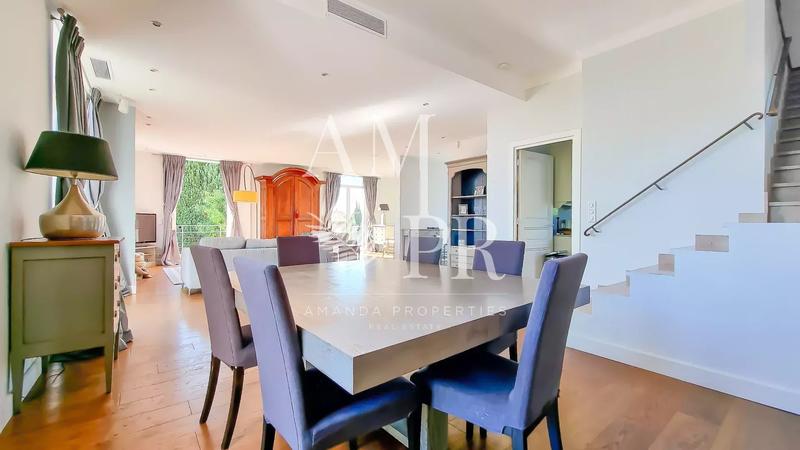 Villa - 270 m² - 8 pièces