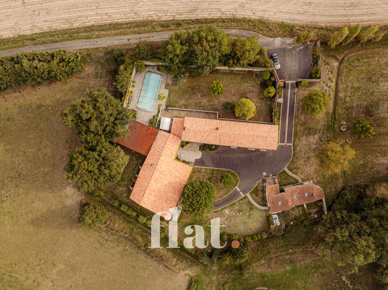 Propriété - 351 m² - 6 pièces