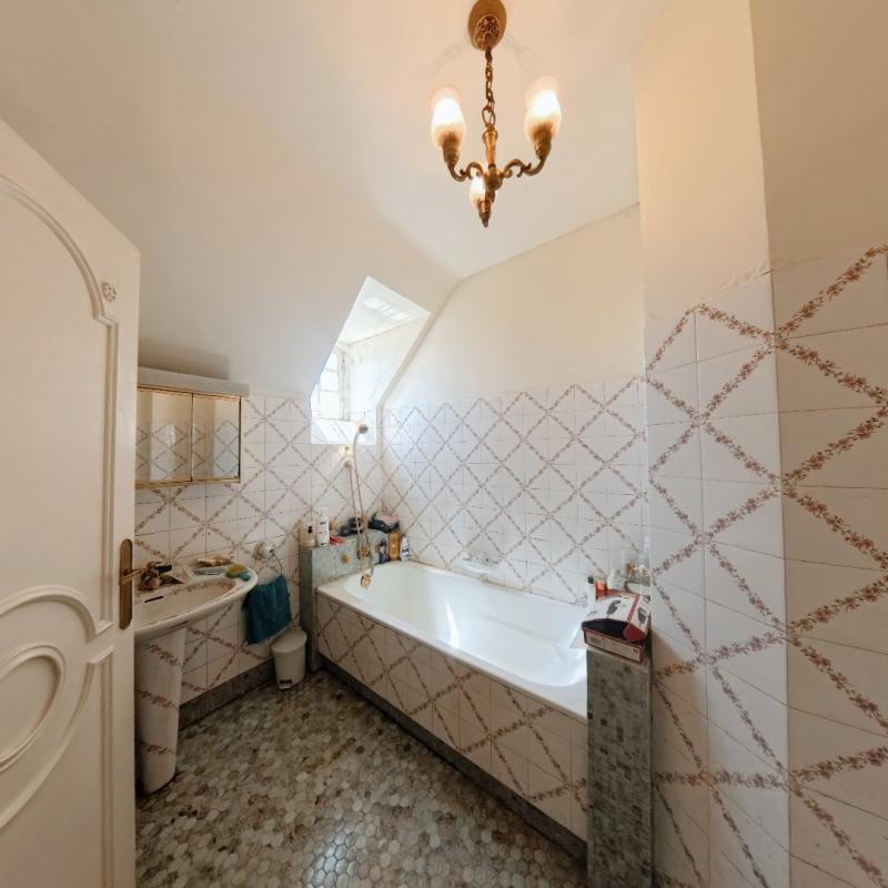 Maison - 325 m² - 11 pièces