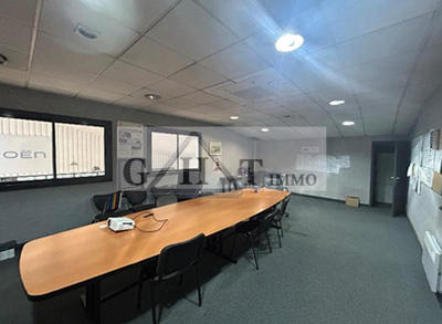 Entrepôt - 2 600 m²