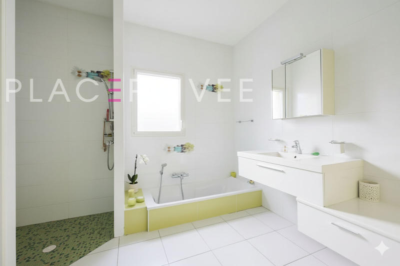 Maison - 225 m² - 7 pièces