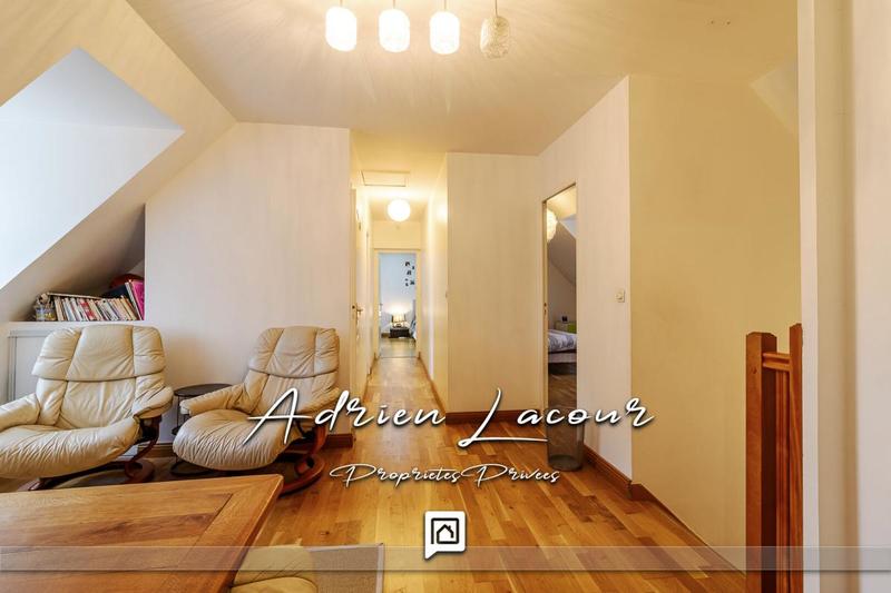 Maison - 222 m² - 12 pièces