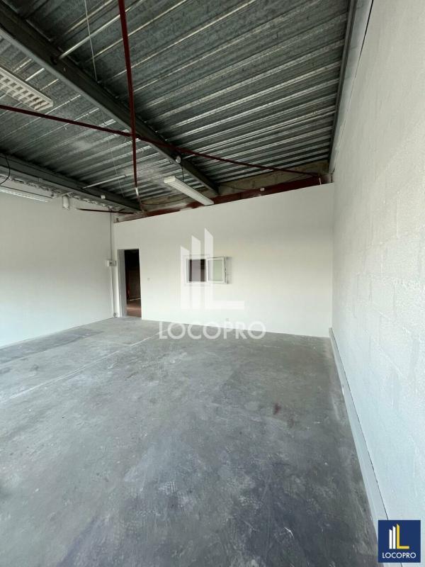 Local d'activité / Entrepôt - 407 m²