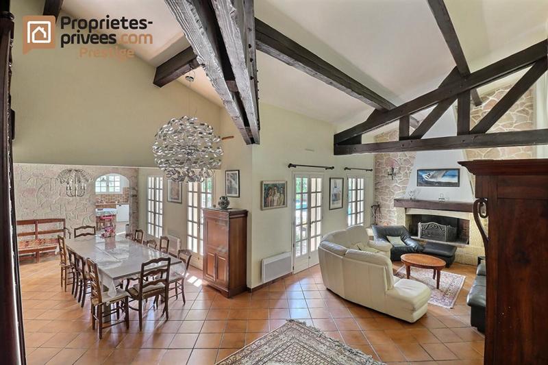 Maison - 241 m² - 10 pièces