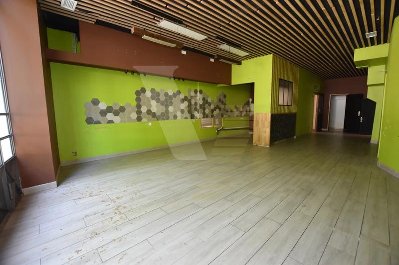 Local commercial - 90 m² - 4 pièces