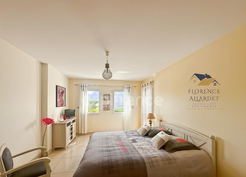 Maison - 242 m² - 5 pièces