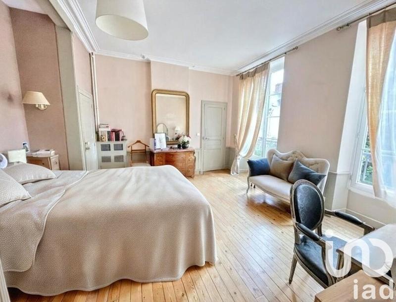 Maison - 325 m² - 10 pièces