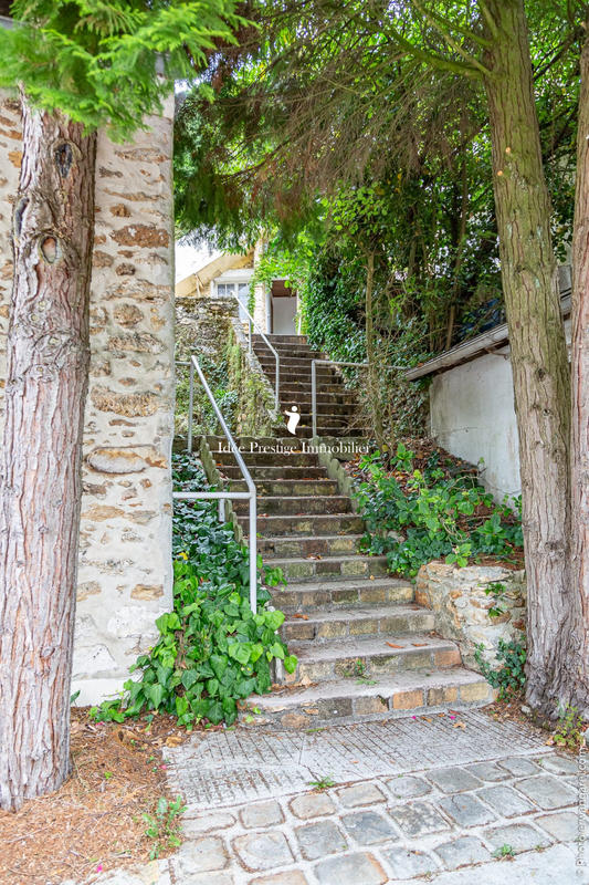 Maison - 2 426 m² - 80 pièces