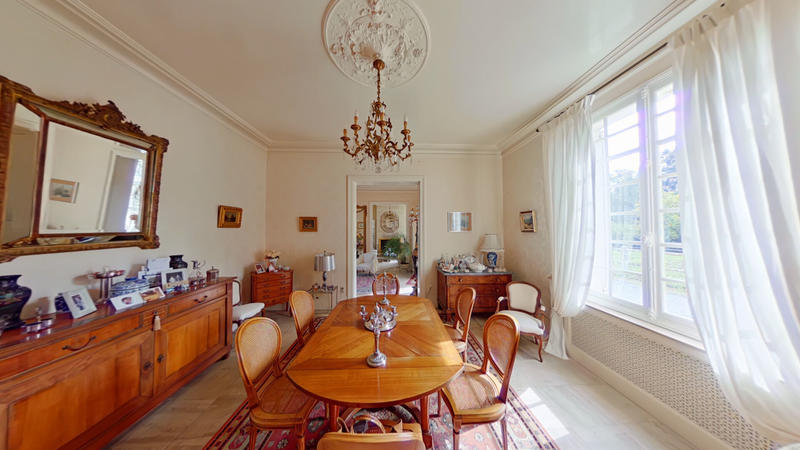 Maison - 290 m² - 9 pièces