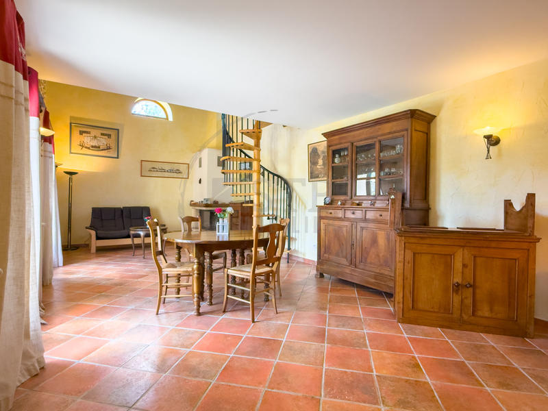 Propriété - 295 m² - 8 pièces