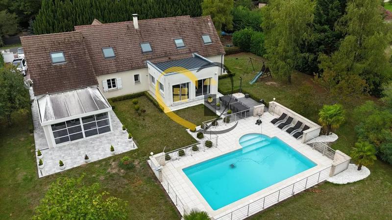 Propriété - 260 m² - 11 pièces