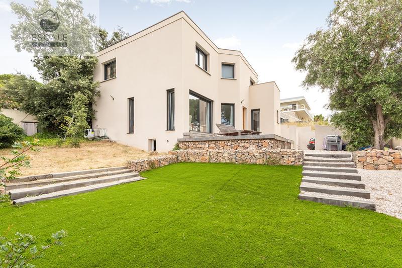 Maison - 200 m² - 6 pièces