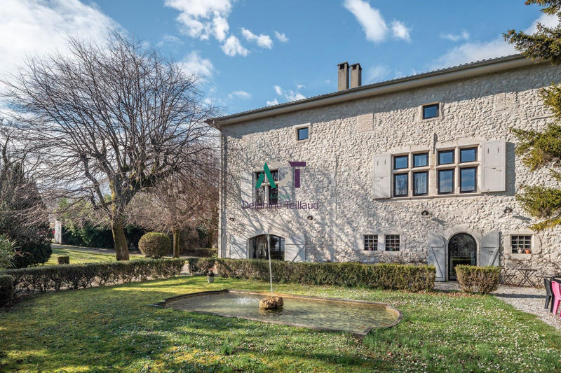 Maison - 465 m² - 9 pièces