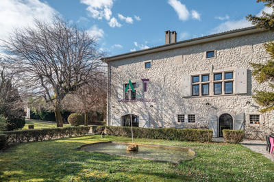 Maison - 465 m² - 9 pièces