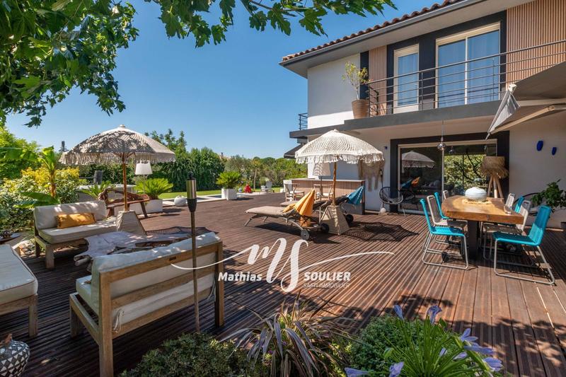 Maison - 300 m² - 8 pièces