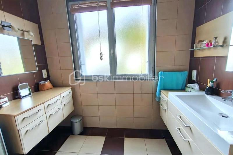 Maison - 215 m² - 8 pièces