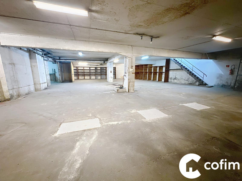 Parking / Garage - 674 m²