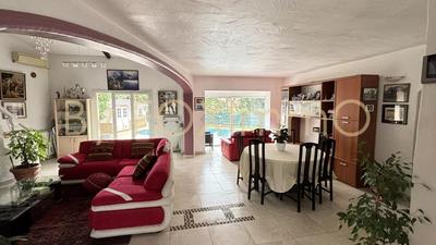 Maison - 230 m² - 6 pièces