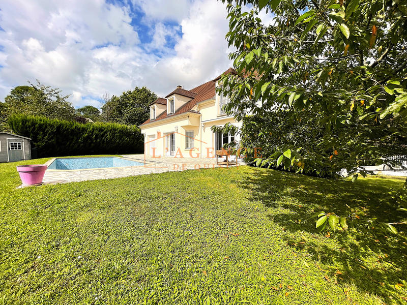 Maison - 239 m² - 6 pièces