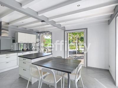 Maison - 205 m² - 8 pièces