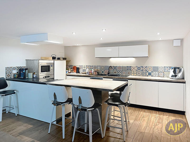 Maison - 262 m² - 8 pièces