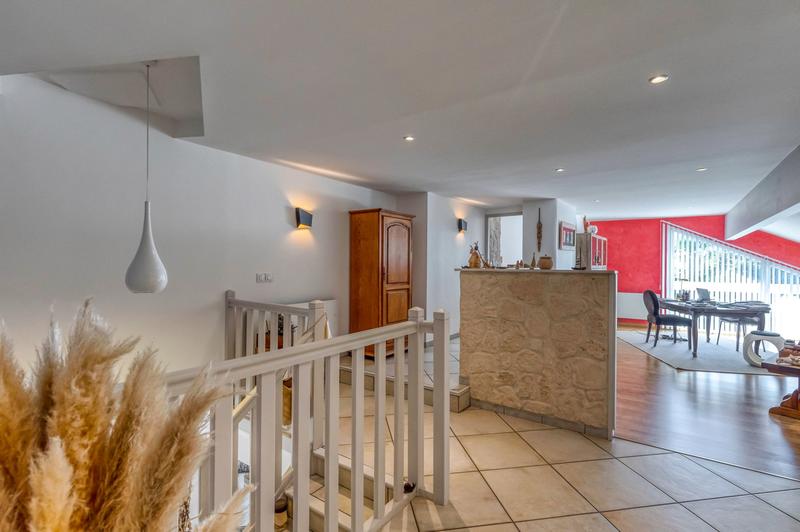 Maison - 246 m² - 10 pièces