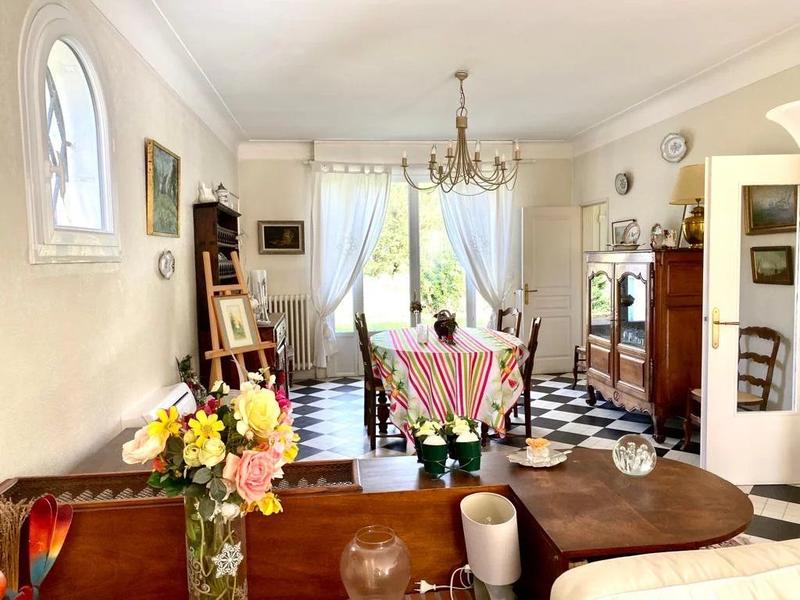Maison - 239 m² - 8 pièces