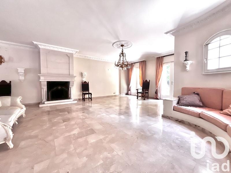 Maison - 334 m² - 9 pièces