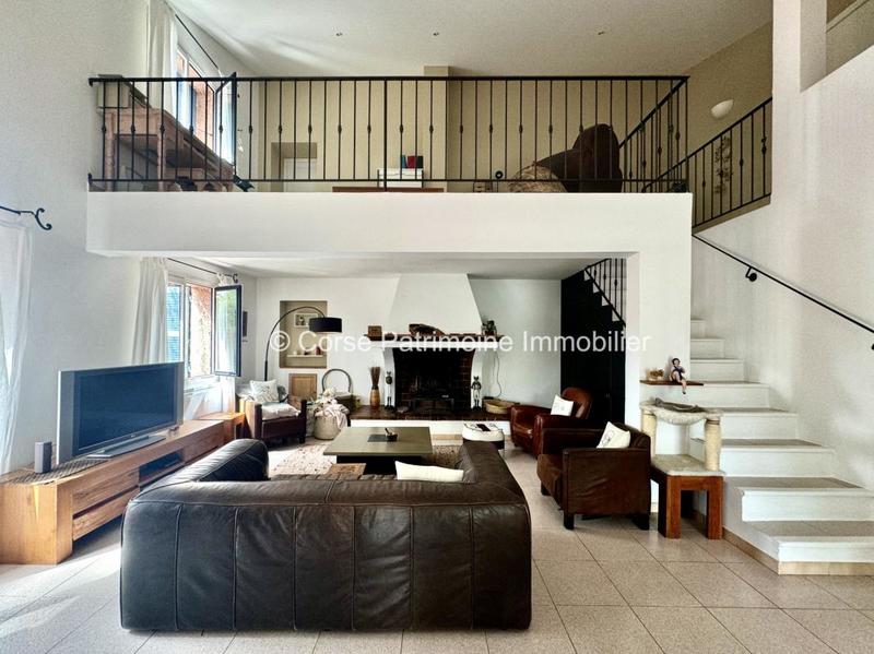 Maison - 300 m² - 11 pièces