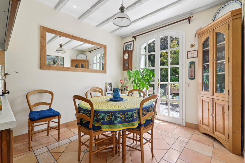 Maison - 275 m² - 15 pièces