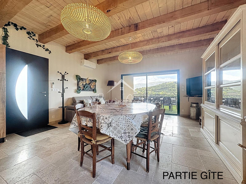 Propriété - 251 m² - 8 pièces