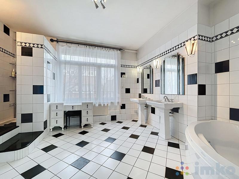 Maison - 233 m² - 7 pièces