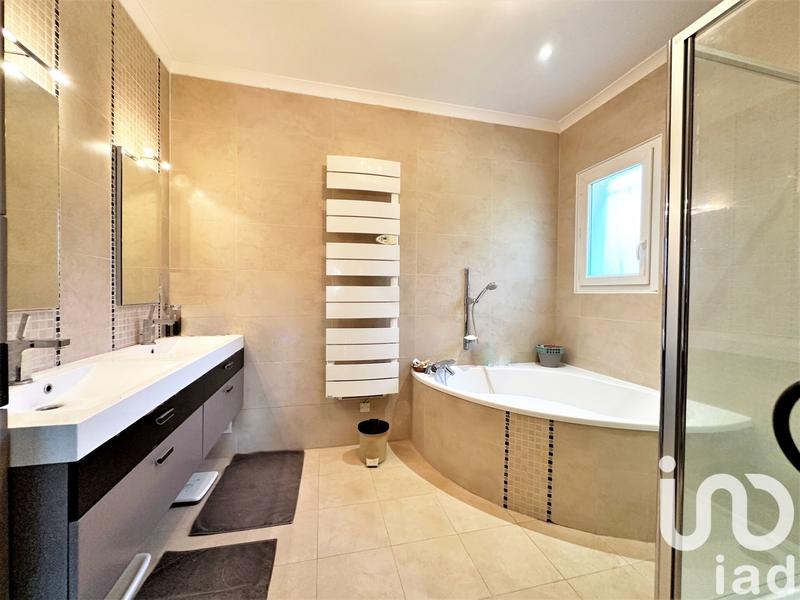 Maison - 210 m² - 8 pièces