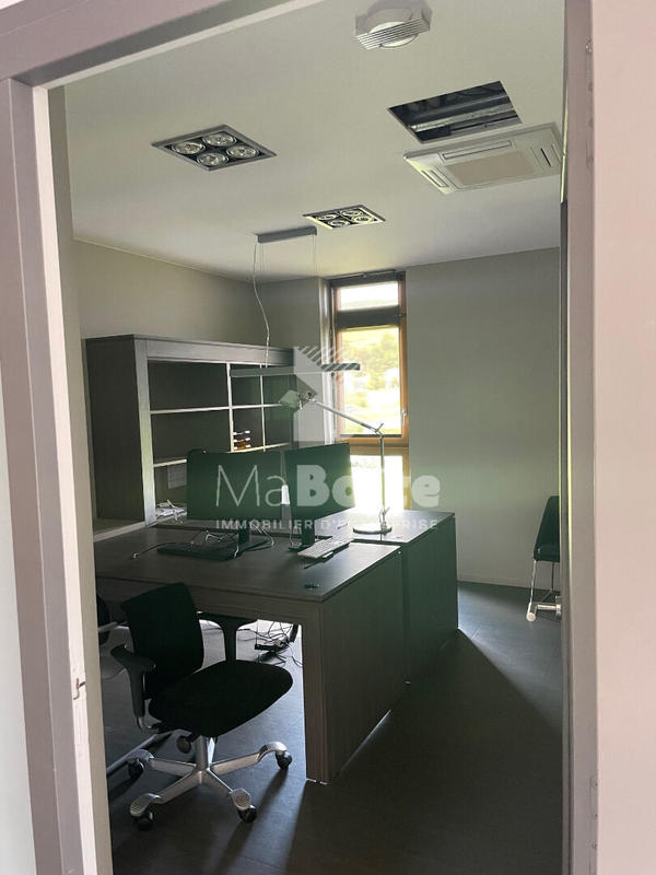 Local d'activité / Entrepôt - 935 m²