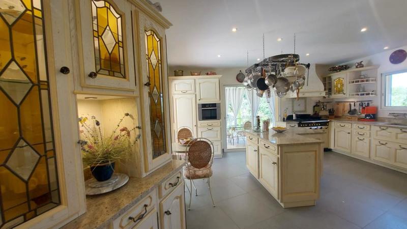 Propriété - 190 m² - 6 pièces