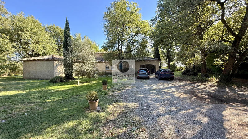 Maison - 240 m² - 7 pièces