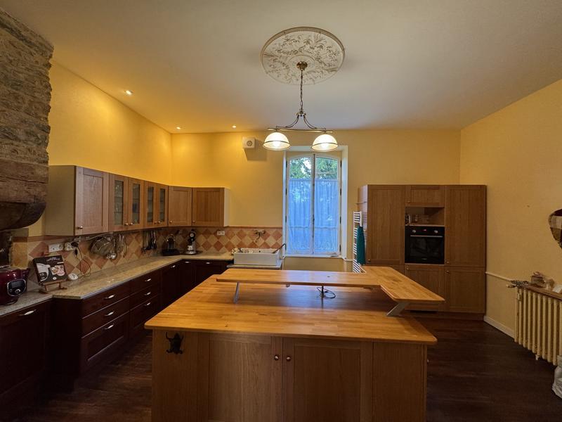 Maison - 250 m² - 8 pièces