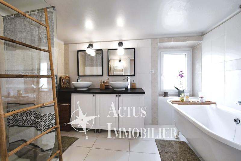Maison - 255 m² - 8 pièces