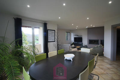 Maison - 230 m² - 7 pièces