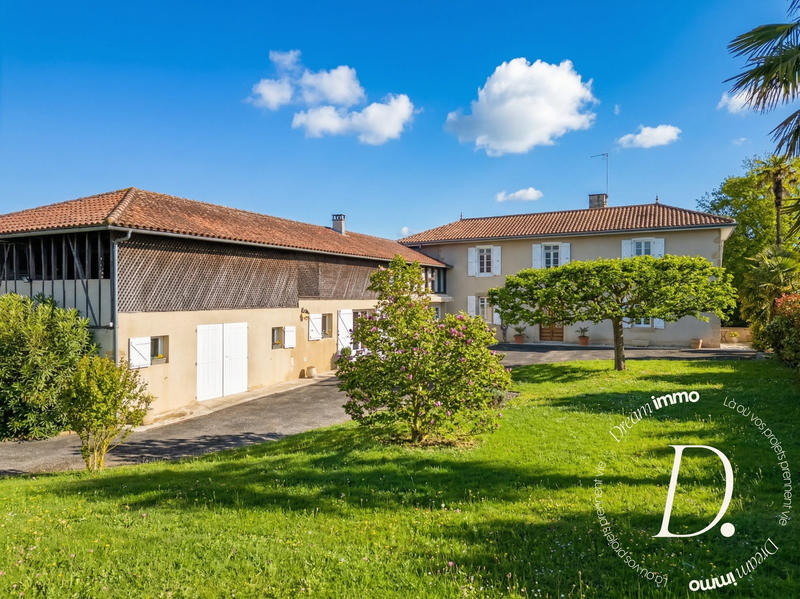 Maison - 300 m² - 9 pièces