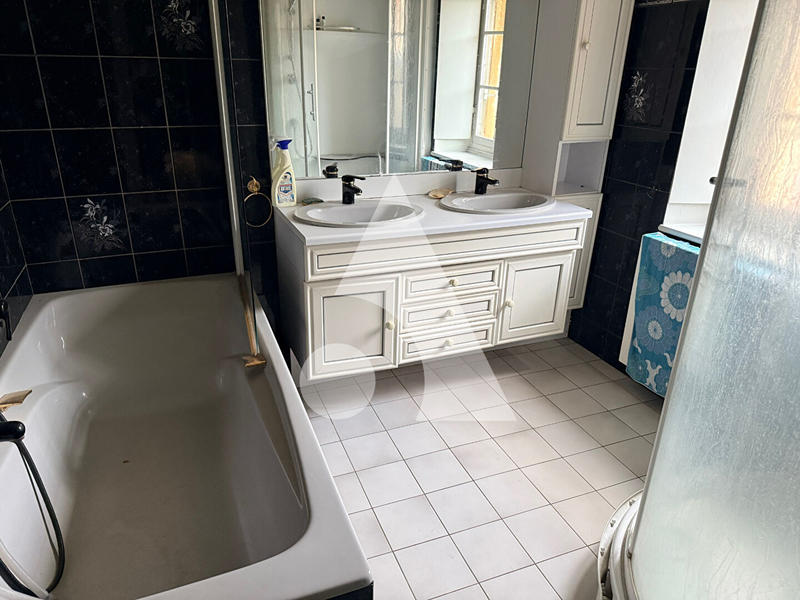 Maison - 215 m² - 9 pièces