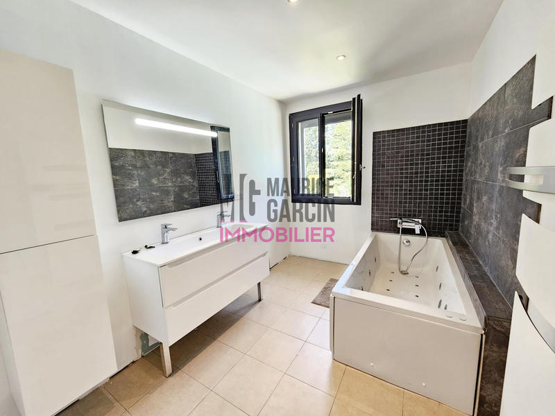 Maison - 232 m² - 8 pièces
