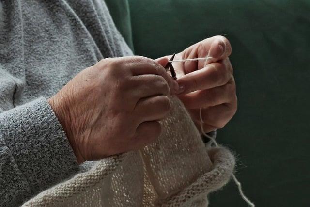 Tricot, broderie au café à l'abri