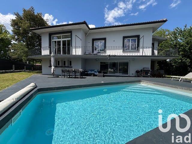 Maison - 223 m² - 9 pièces