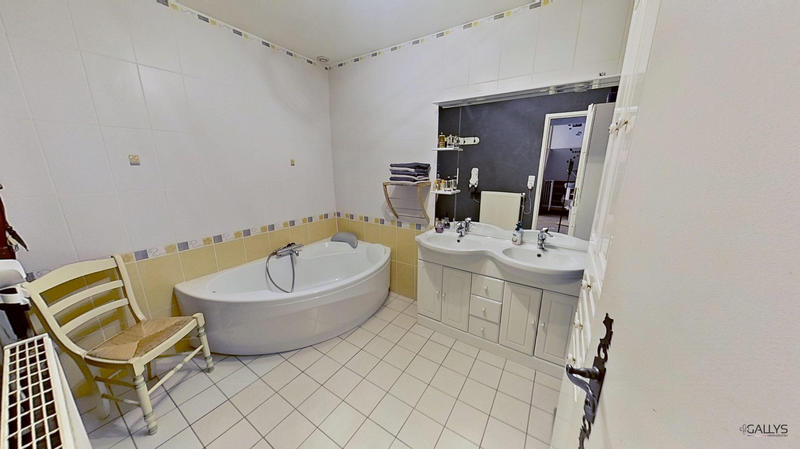 Maison - 218 m² - 7 pièces